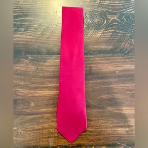 Arrow Men’s red satin tie. Classic length. Gently used